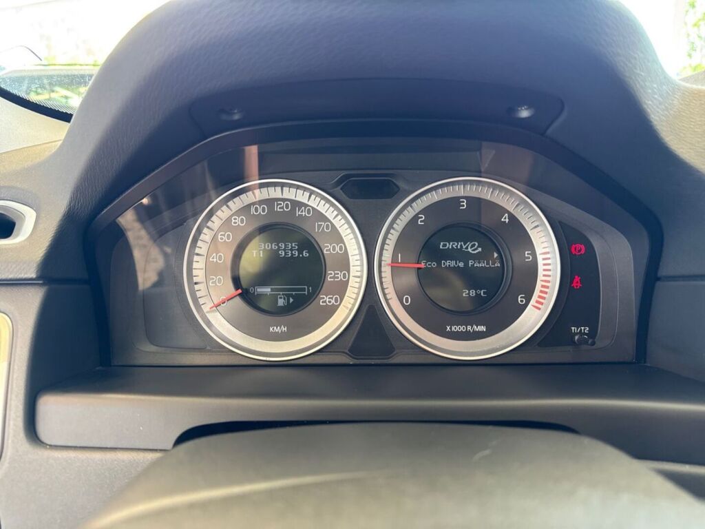 Volvo V70 2012 Musta