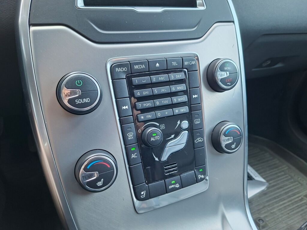 Volvo V70 2012 Musta
