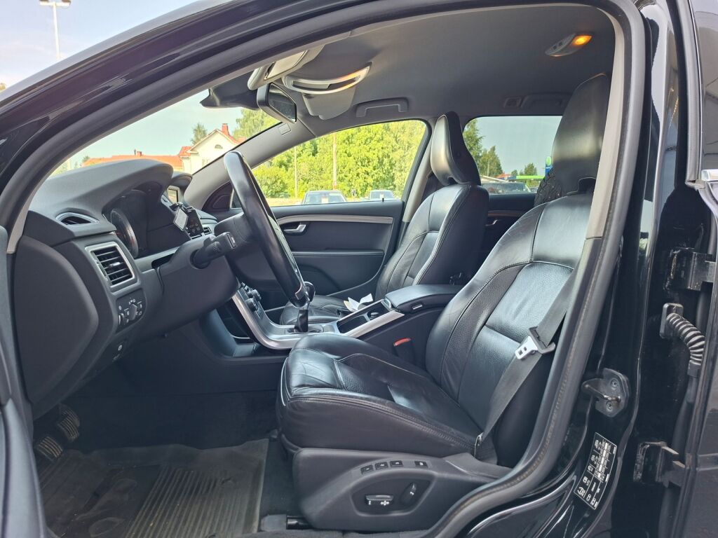Volvo V70 2012 Musta