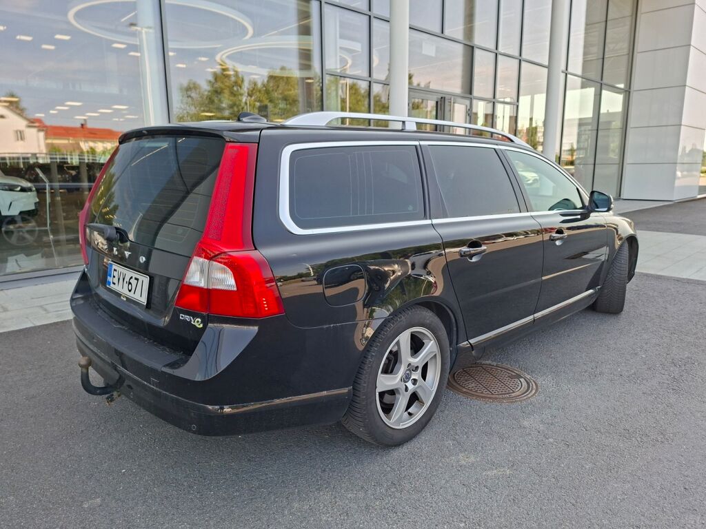Volvo V70 2012 Musta