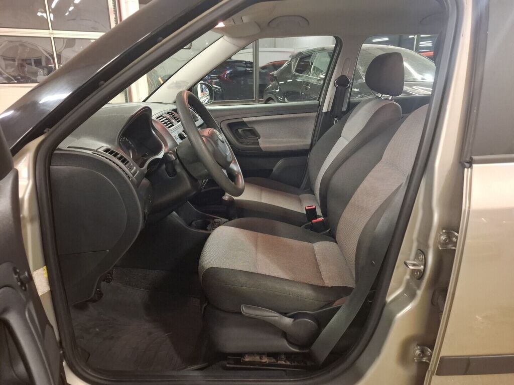 Skoda Fabia 2009 Ruskea (beige)