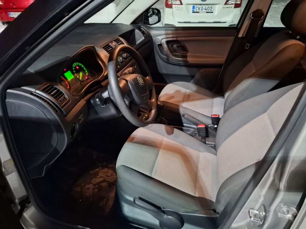 Skoda Fabia 2009 Ruskea (beige)