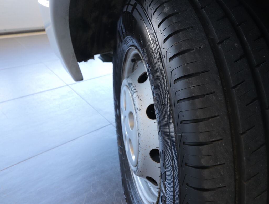 Bürstner I 647 ELEGANCE 2001 Valkoinen