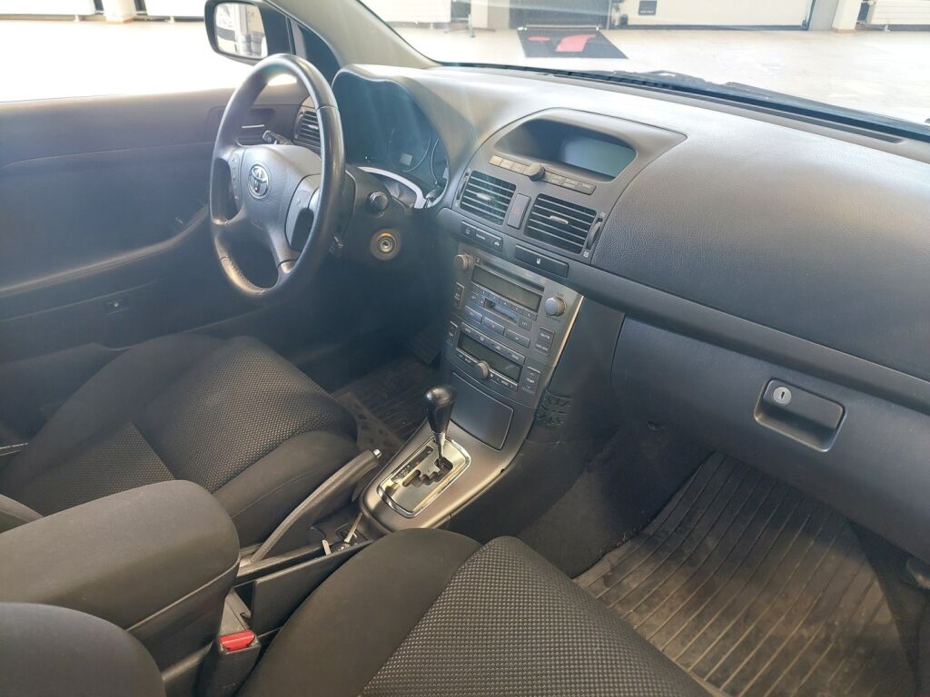 Toyota Avensis 2005 Musta