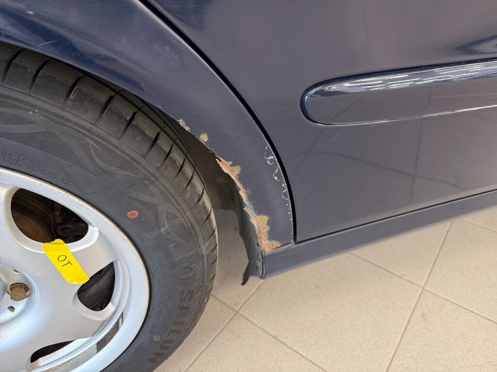 Mercedes-Benz E 2005 Sininen