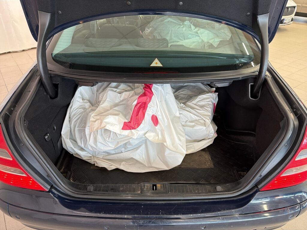 Mercedes-Benz E 2005 Sininen