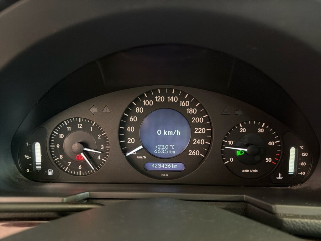 Mercedes-Benz E 2005 Sininen