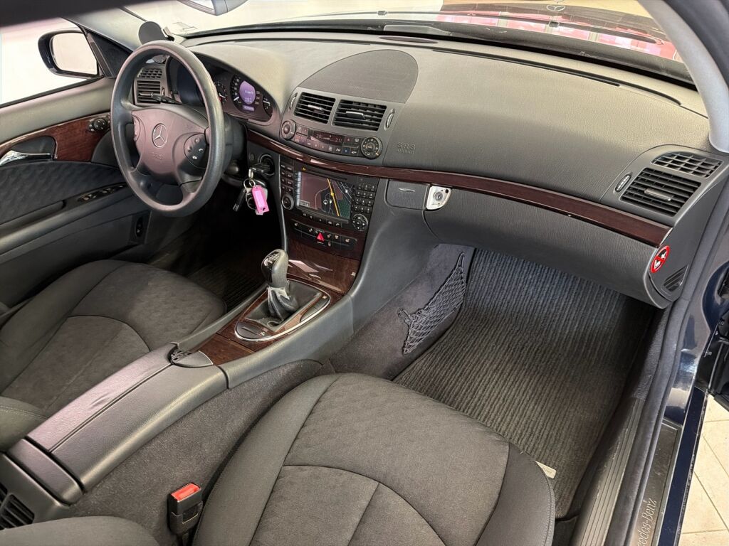 Mercedes-Benz E 2005 Sininen