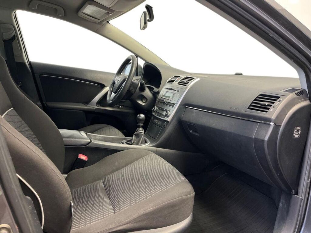 Toyota Avensis 2012 Harmaa