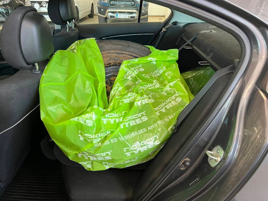Toyota Avensis 2012 Harmaa