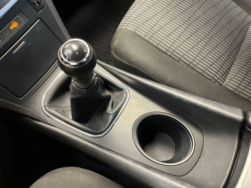 Toyota Avensis 2012 Harmaa