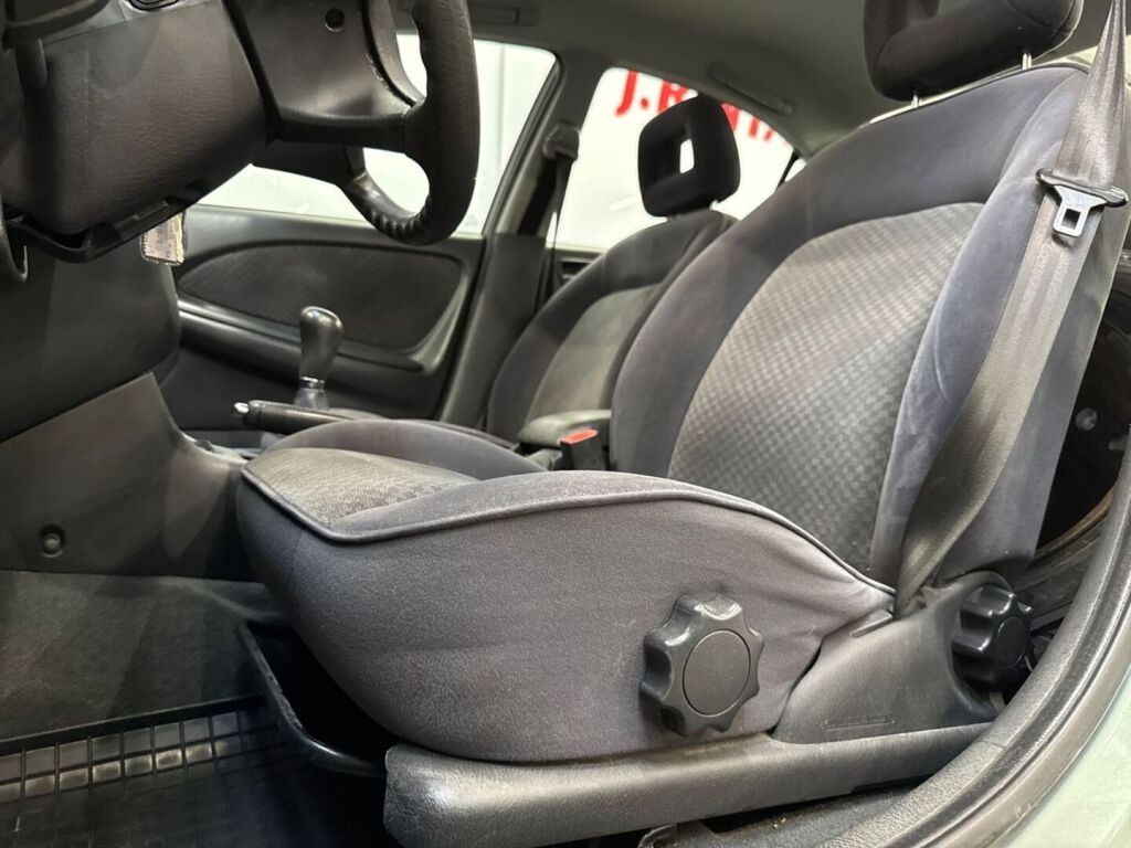 Toyota Avensis 2001 Vihreä