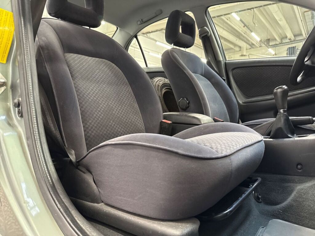 Toyota Avensis 2001 Vihreä