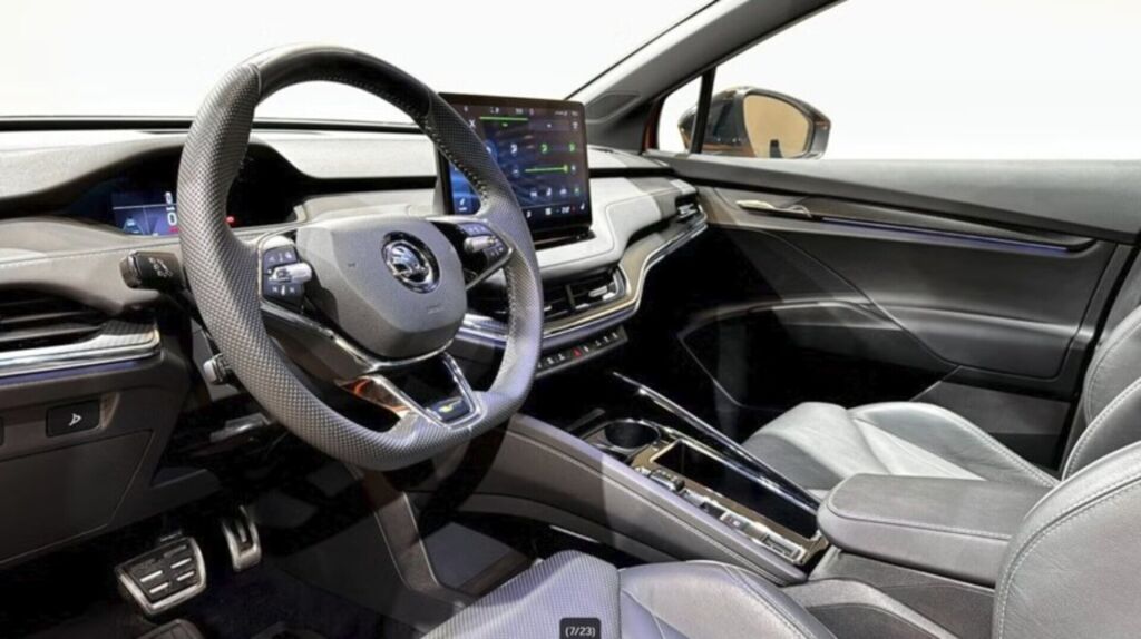 Skoda Enyaq 2023 Oranssi