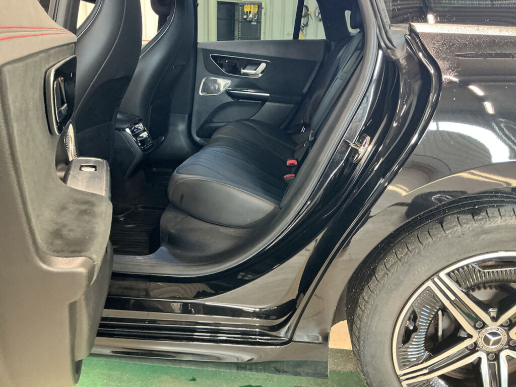 Mercedes-Benz EQE 2023 Metalli musta(Obsidianmusta)