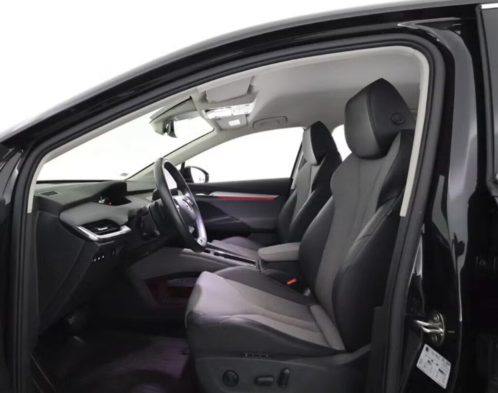 Skoda Enyaq 2023 Musta (Black Magic Pearl Effect)