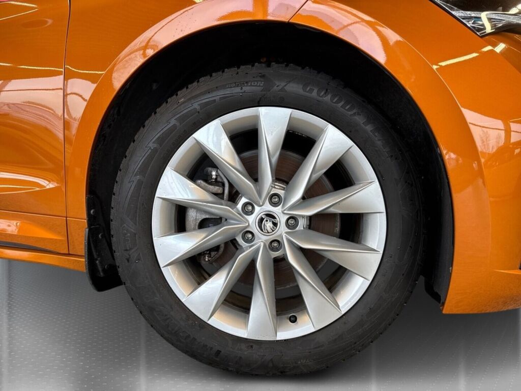 Skoda Enyaq 2023 Oranssi