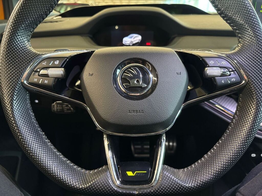 Skoda Enyaq 2023 Oranssi