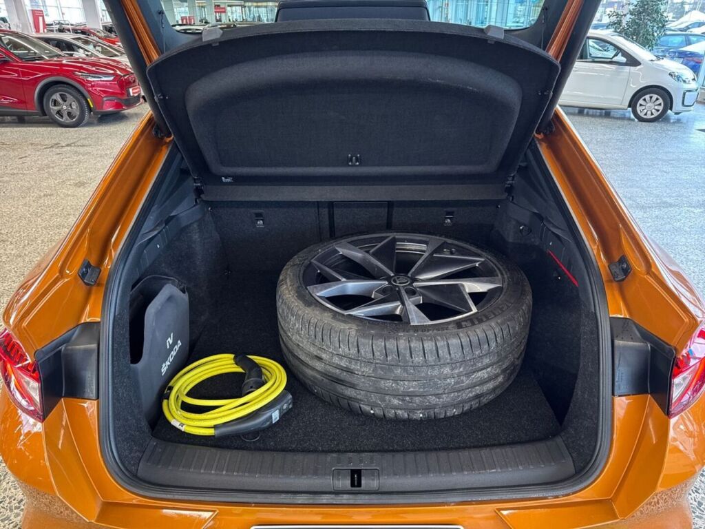 Skoda Enyaq 2023 Oranssi