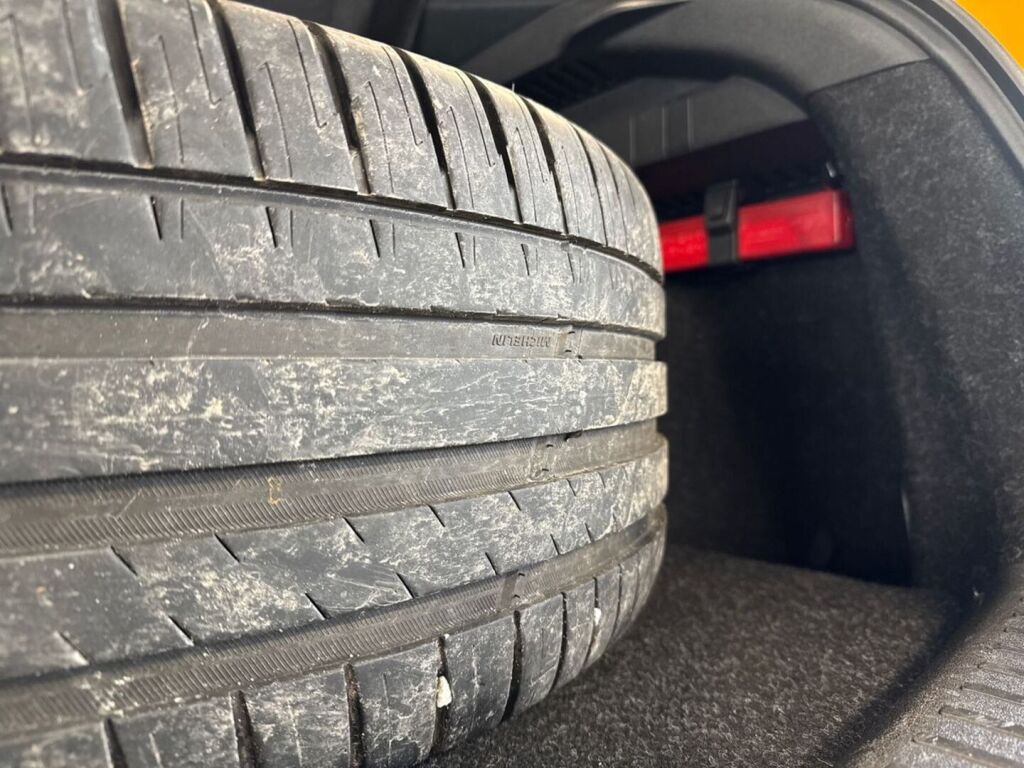 Skoda Enyaq 2023 Oranssi