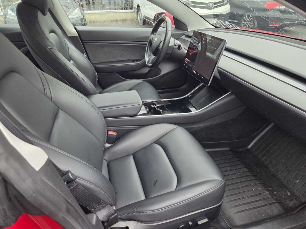 Tesla Model 3 2019 Punainen