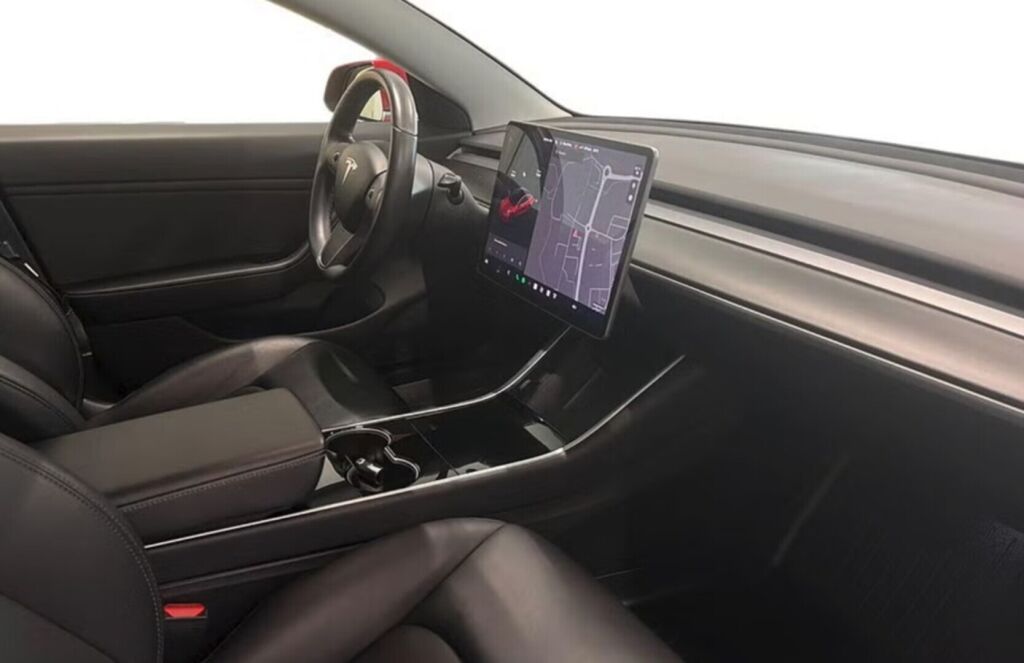 Tesla Model 3 2019 Punainen