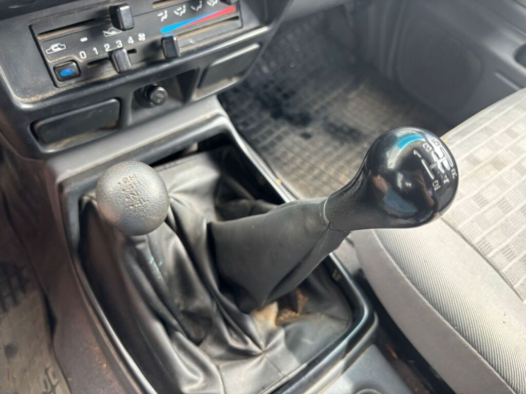 Nissan NP300 2003 Punainen