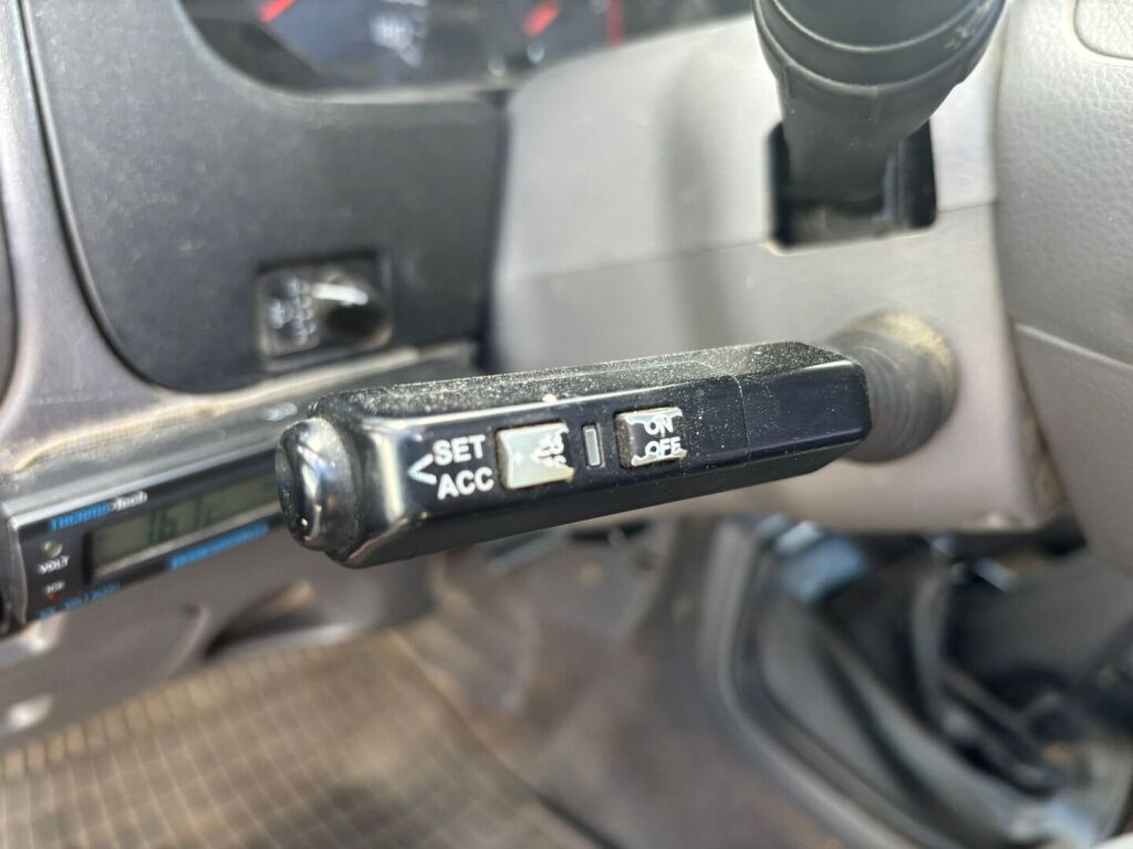 Nissan NP300 2003 Punainen