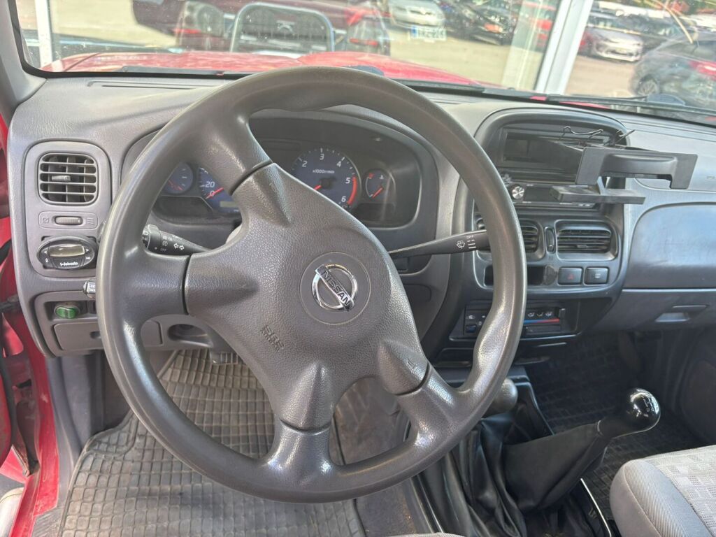 Nissan NP300 2003 Punainen