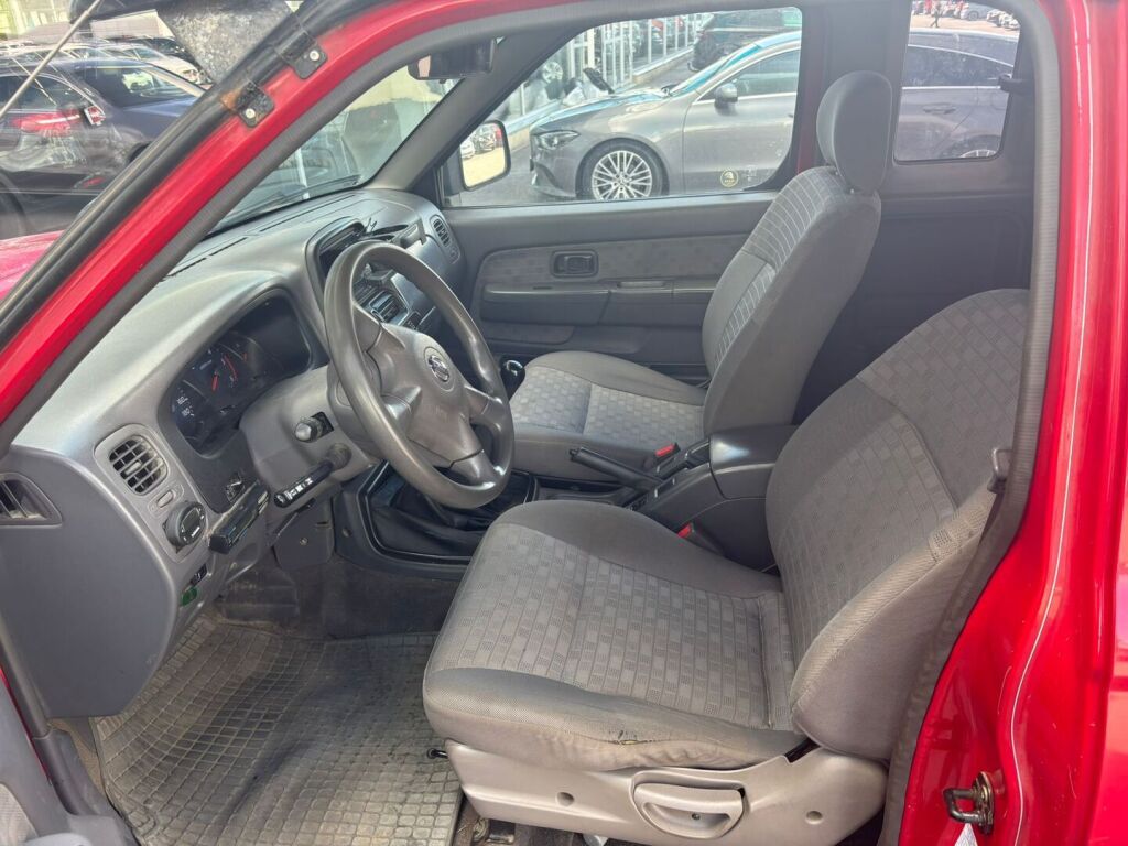 Nissan NP300 2003 Punainen