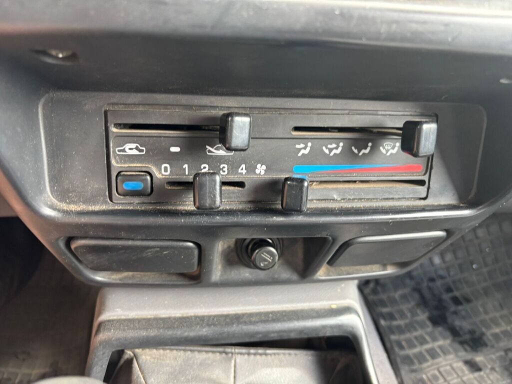 Nissan NP300 2003 Punainen