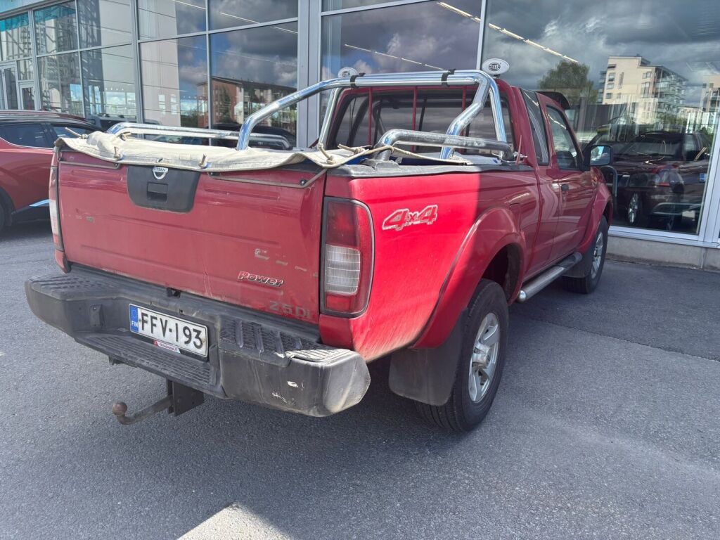 Nissan NP300 2003 Punainen