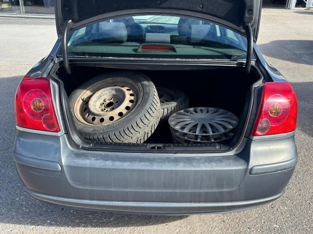 Toyota Avensis 2005 Harmaa