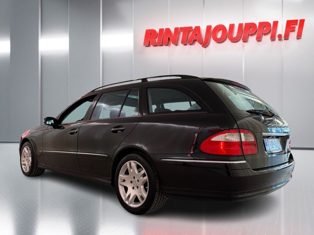 Mercedes-Benz E 2004 Musta