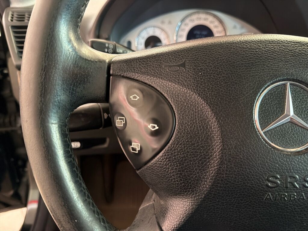 Mercedes-Benz E 2004 Musta