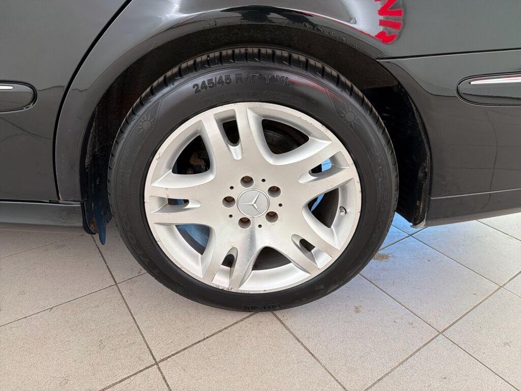 Mercedes-Benz E 2004 Musta
