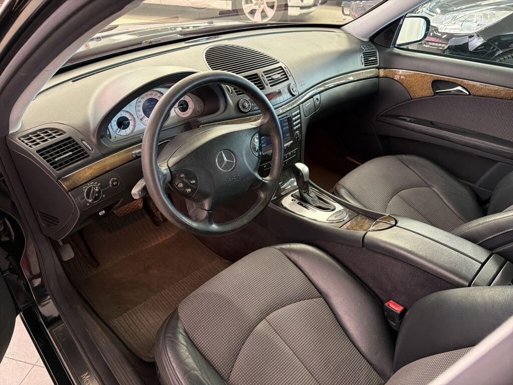 Mercedes-Benz E 2004 Musta