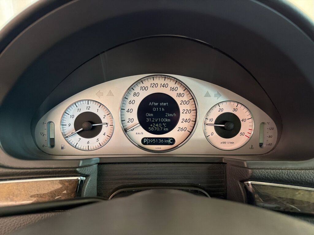 Mercedes-Benz E 2004 Musta