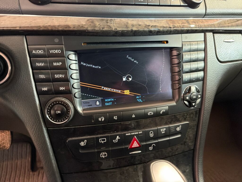 Mercedes-Benz E 2004 Musta