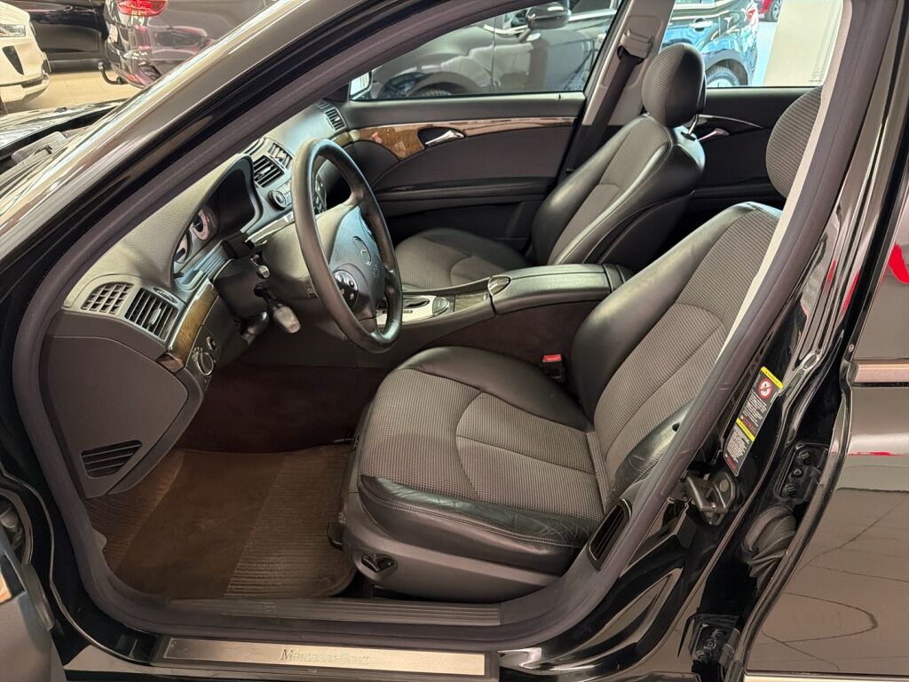 Mercedes-Benz E 2004 Musta