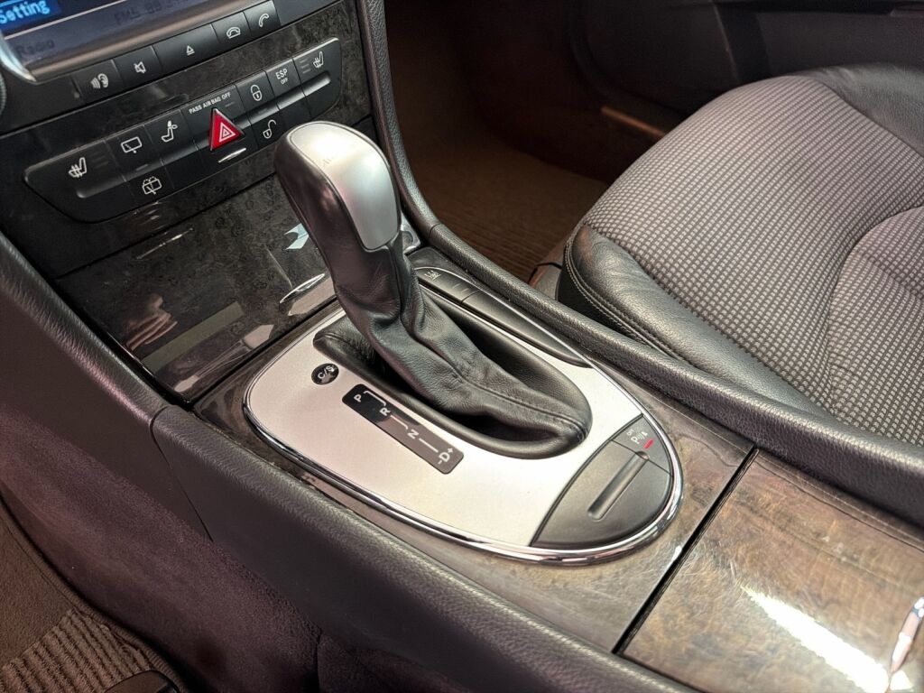 Mercedes-Benz E 2004 Musta