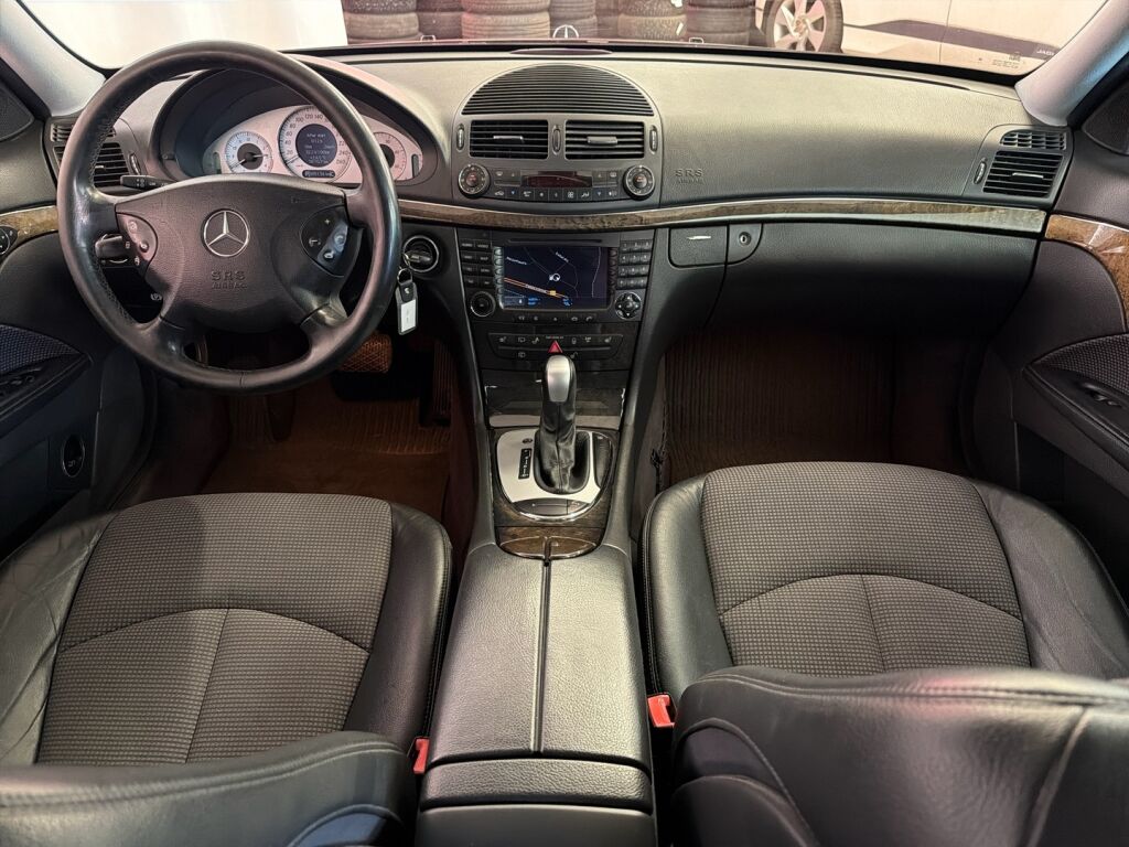 Mercedes-Benz E 2004 Musta
