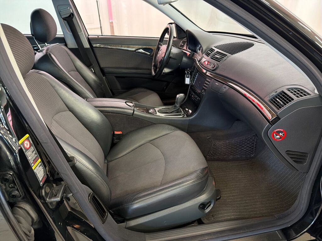 Mercedes-Benz E 2004 Musta