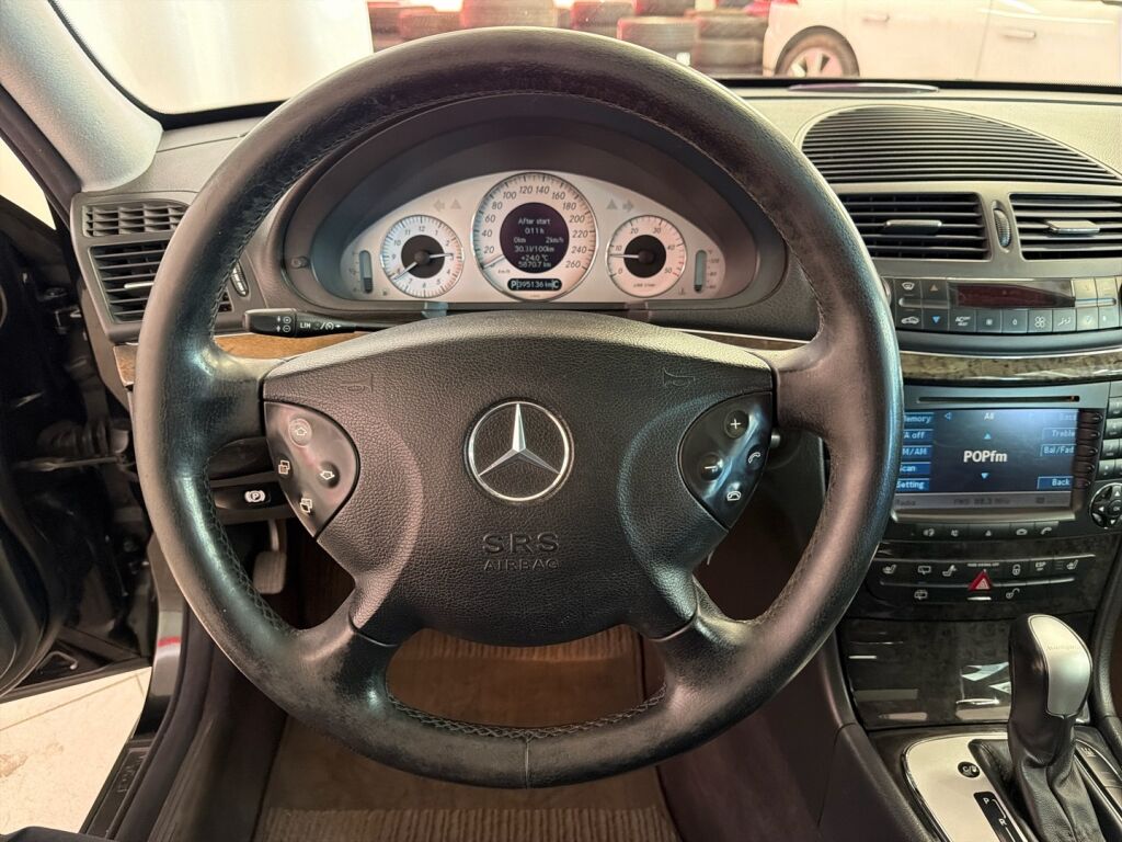 Mercedes-Benz E 2004 Musta