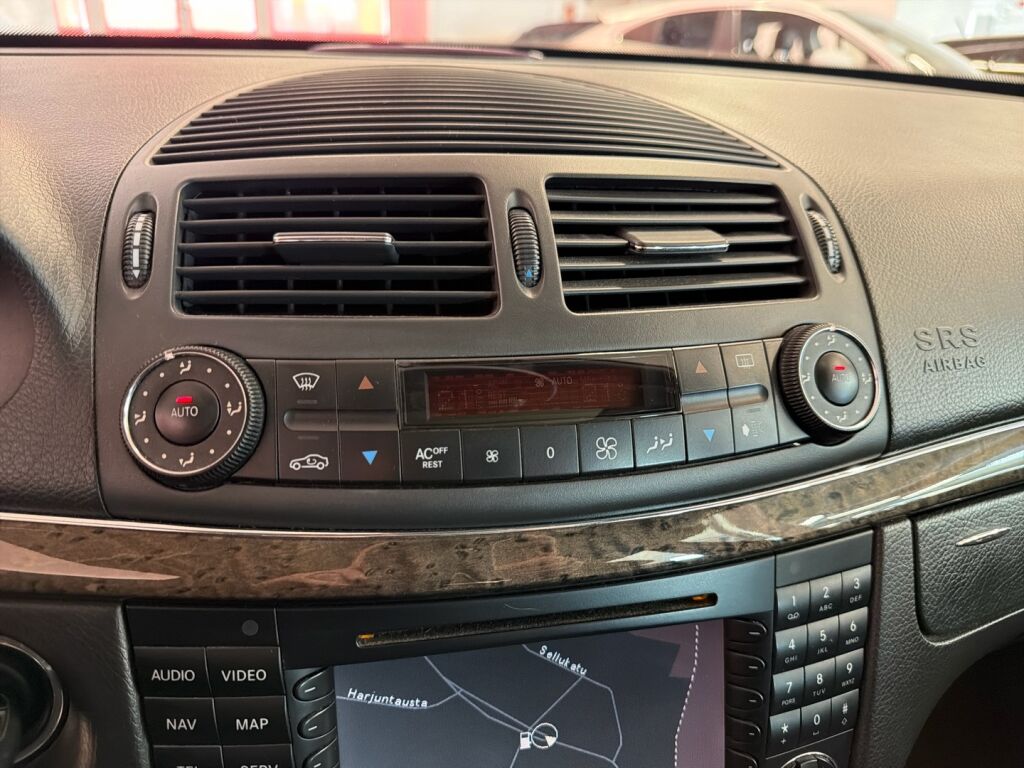 Mercedes-Benz E 2004 Musta