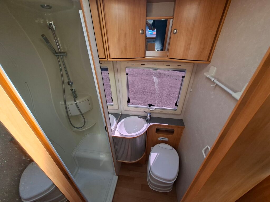 Adria Coral Plus 660 SL 2007 Valkoinen