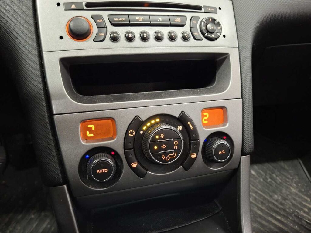 Peugeot 308 2008 Punainen