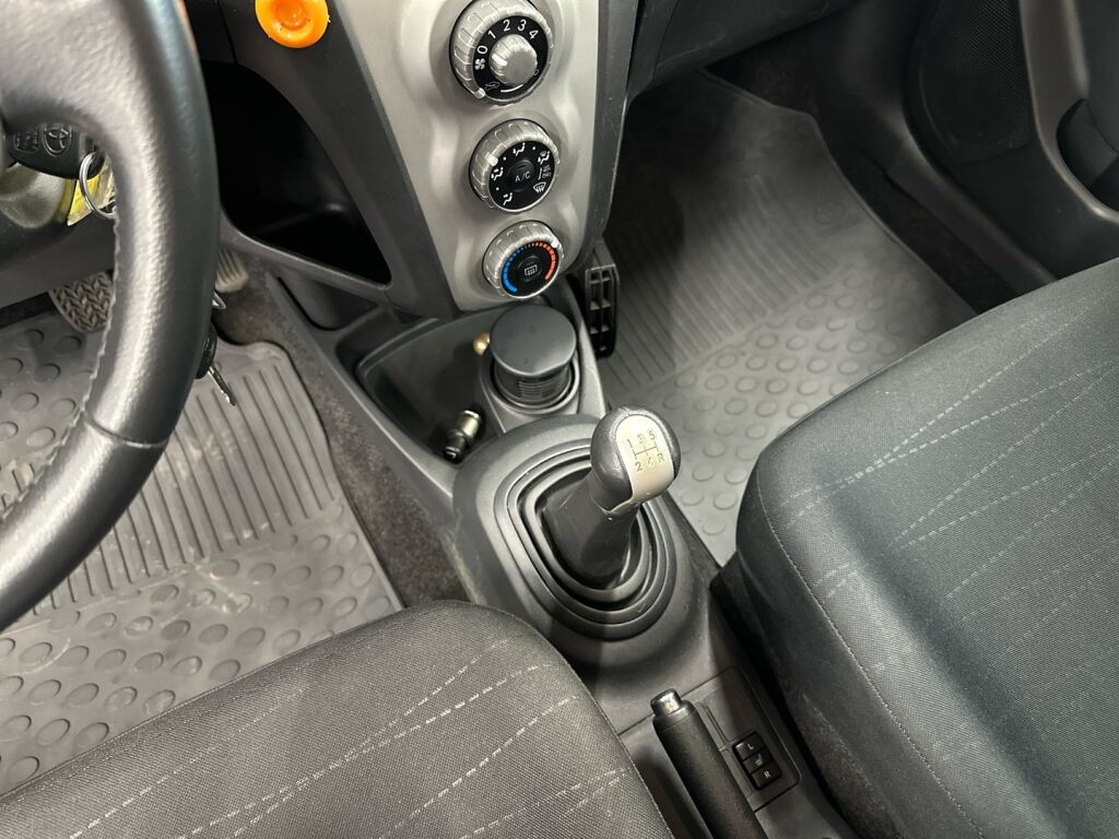 Toyota Yaris 2008 Punainen