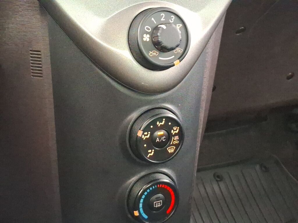 Toyota iQ 2009 Musta