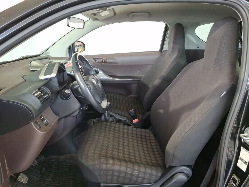 Toyota iQ 2009 Musta